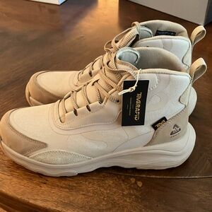 Teva hiking boot size 9 NWT
